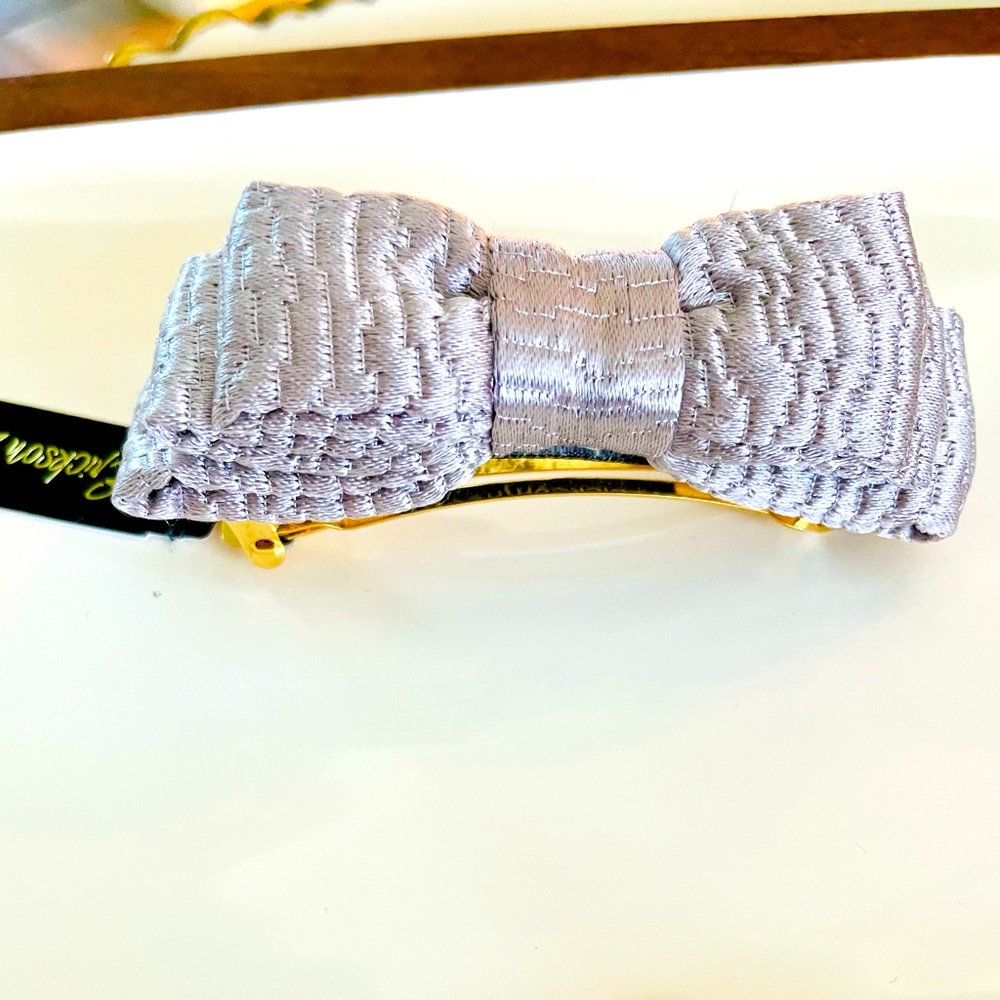 🩶 L. ERICKSON USA
PETITE BOW BARRETTE -
SILK in silver
